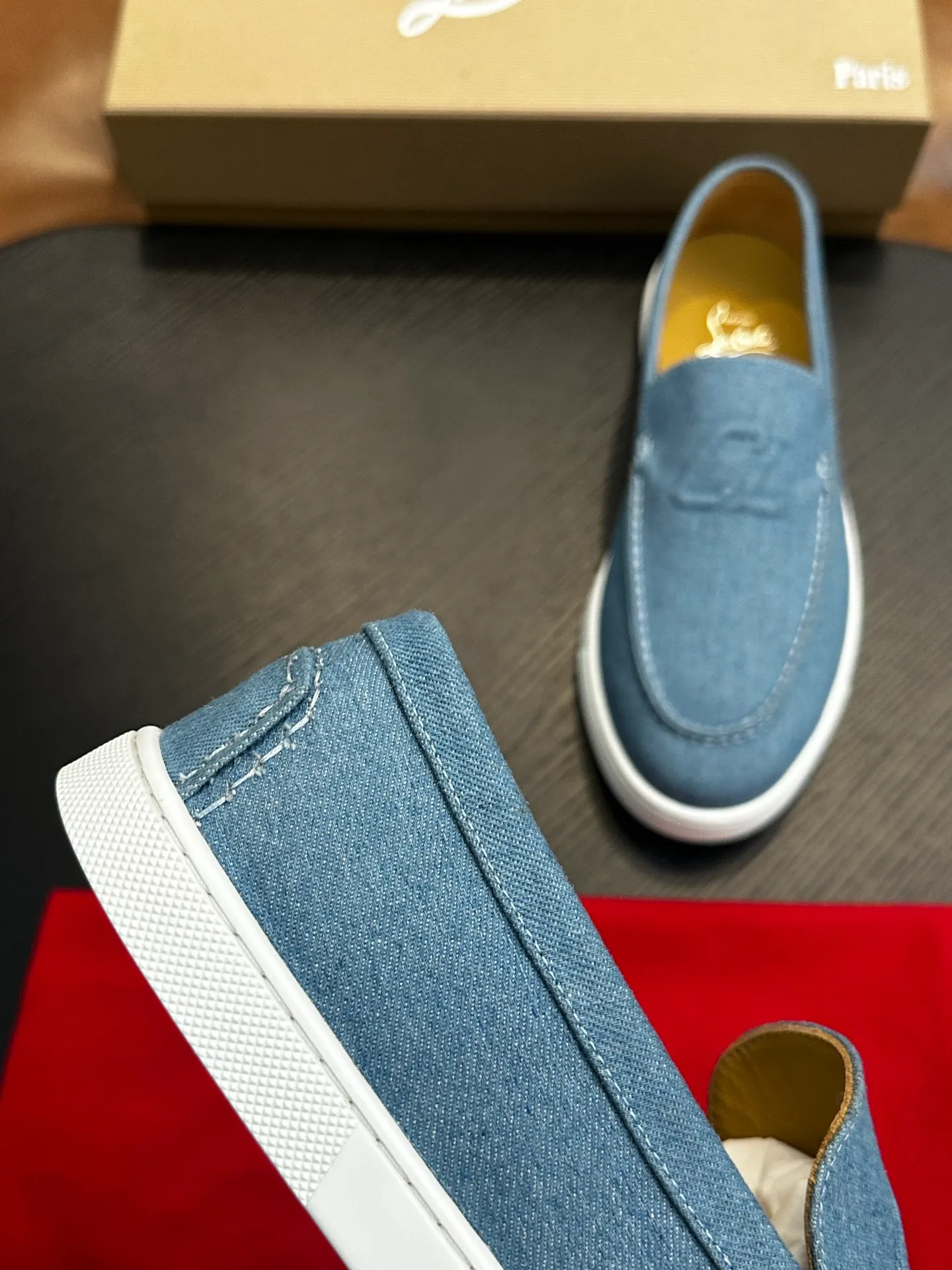 P760💰Christian Louboutin (red-soled shoes) Italian men’s casual sneakers are shipped! Each pair of shoes from this Italian handmade shoe brand has a simple and classic design, which is very comfortable and versatile! The upper fabric of this shoe is made of imported cowhide, with high-end and comfortable cowhide lining! The outsole is made of original rubber bottom sheets and is lined with cowhide! Brand-specific molded footbed, exclusive private mold control! Original box packaging, with shoe storage bag! 39 40 41 42 43 44 (38 45 46 customized)